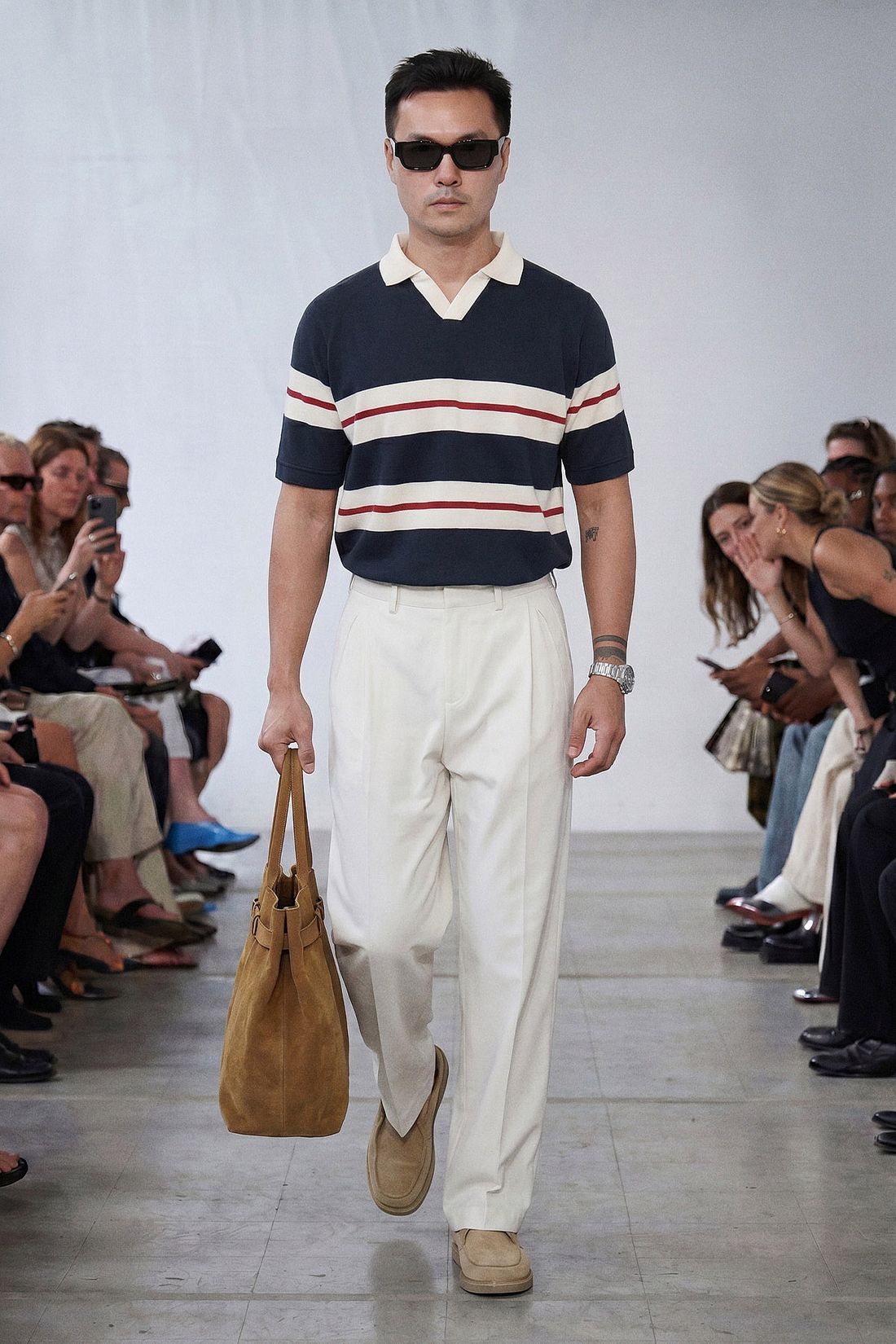 Polo navy sọc ngang trên runway CATWORK