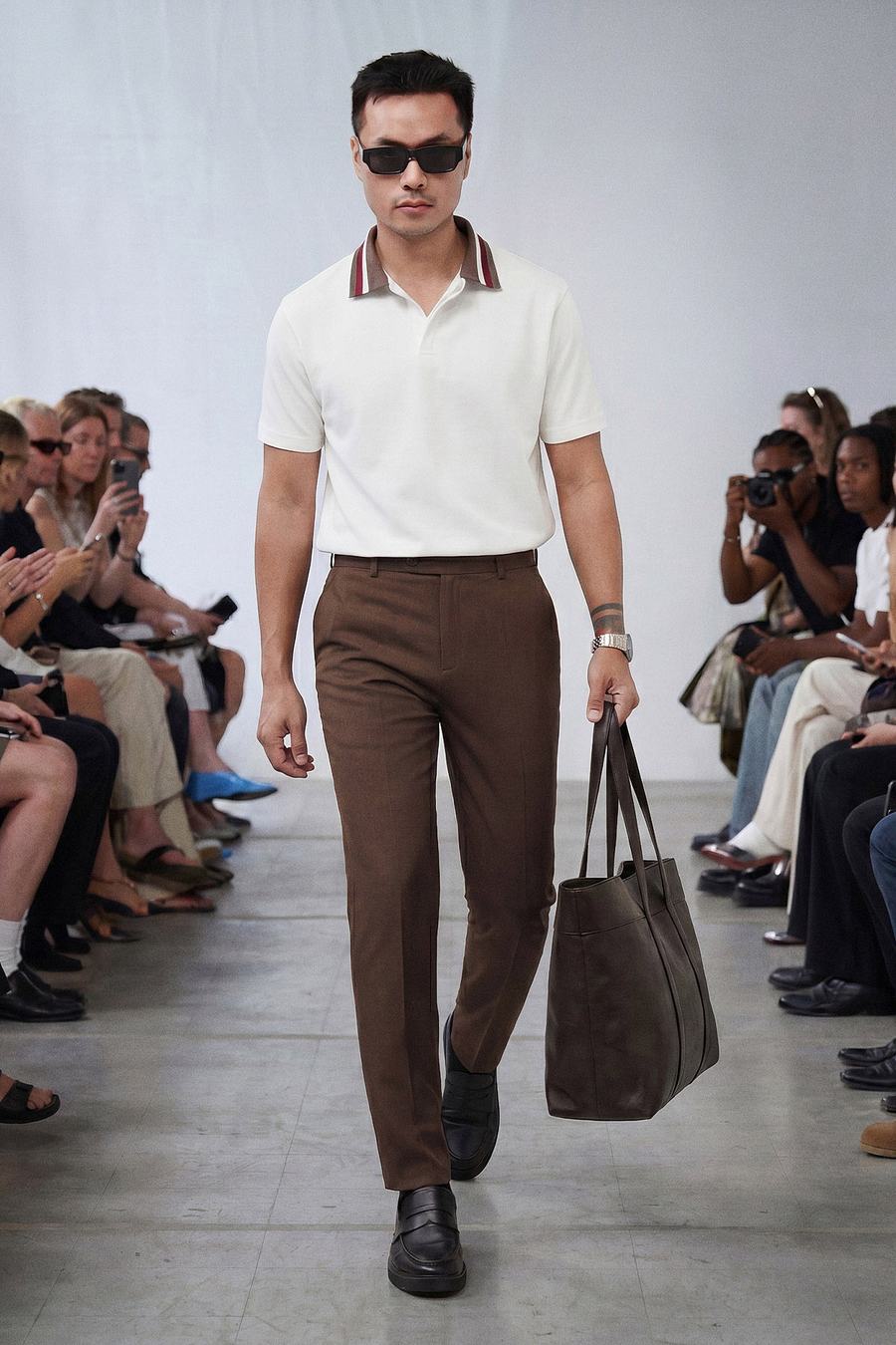 Polo trắng phối cổ sọc trên runway CATWORK