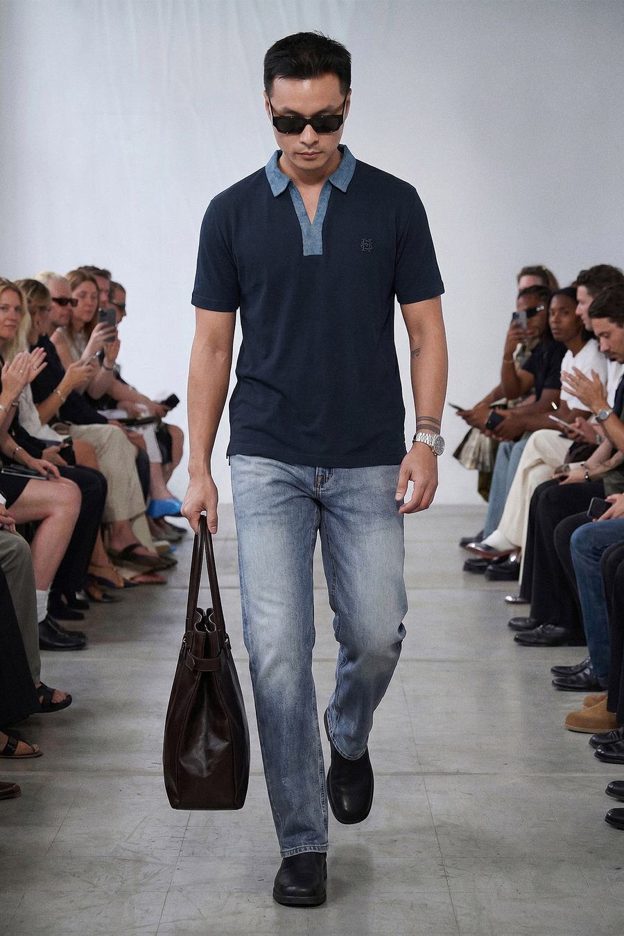 Polo navy phối cổ denim trên runway CATWORK