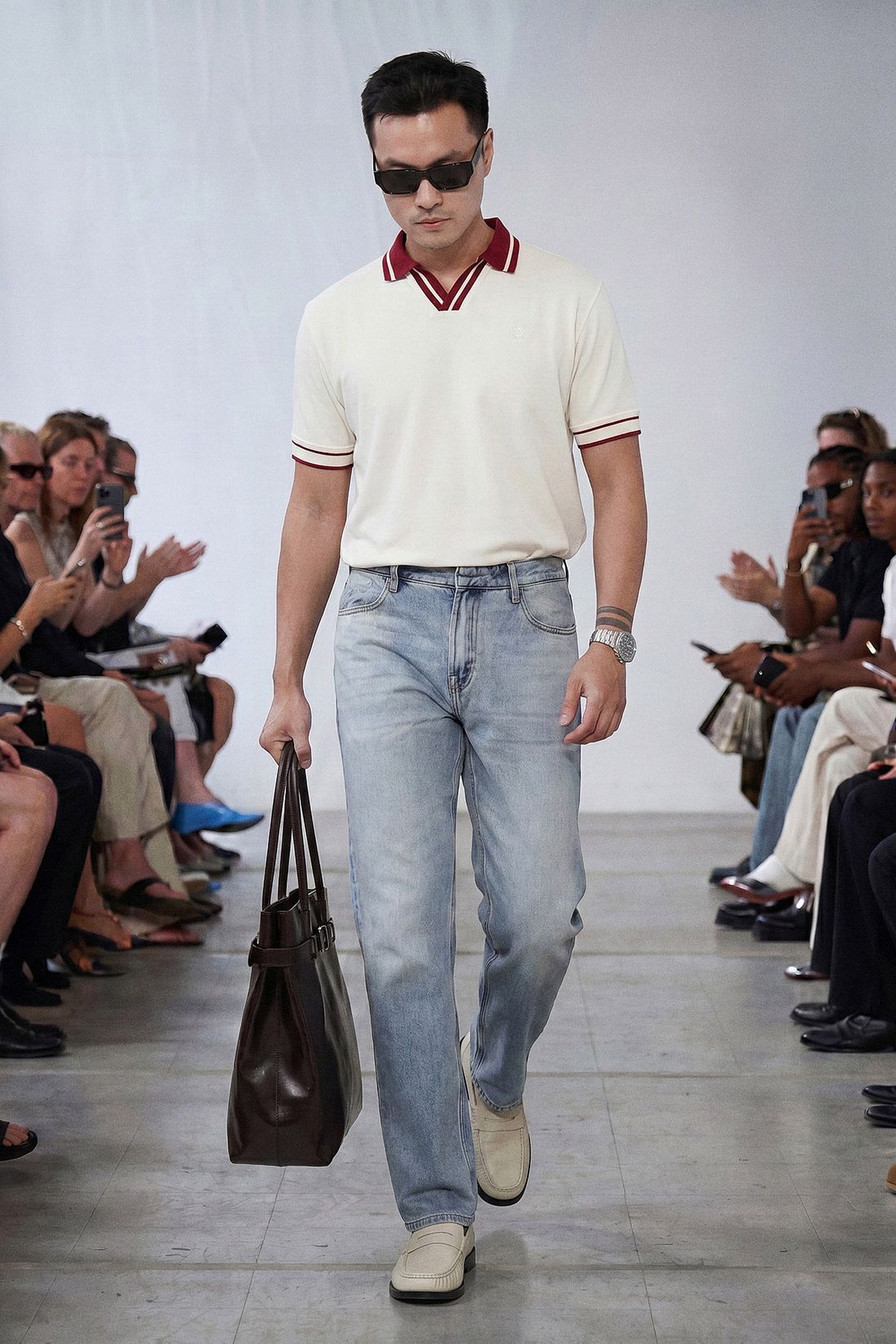 Thứ Tư — Polo cream viền đỏ đô và jeans wash nhạt