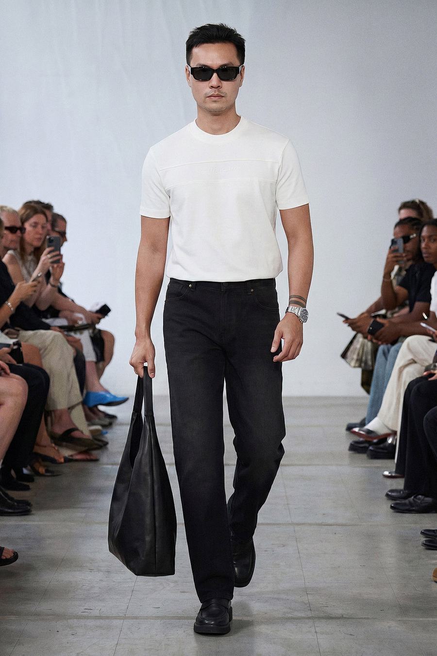 Look 08 — Áo thun trắng và jeans đen