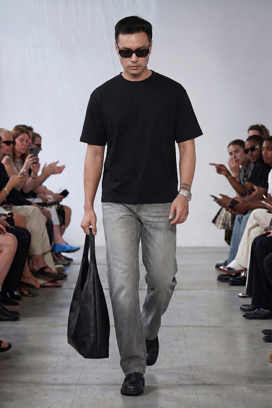 Look 09 — Áo thun đen và jeans xám