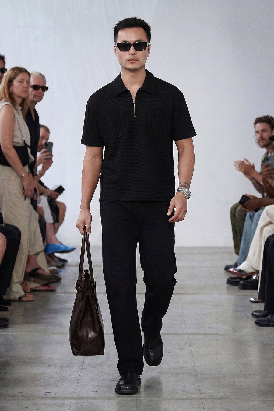 Look 10 — Polo zip đen và quần tây đen