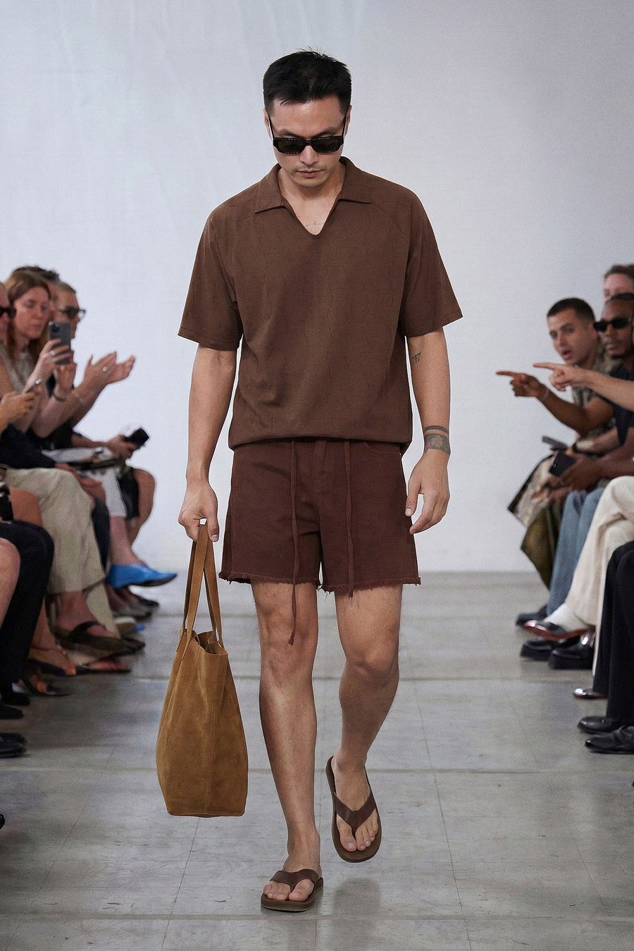 Look 11 — Polo nâu và short nâu