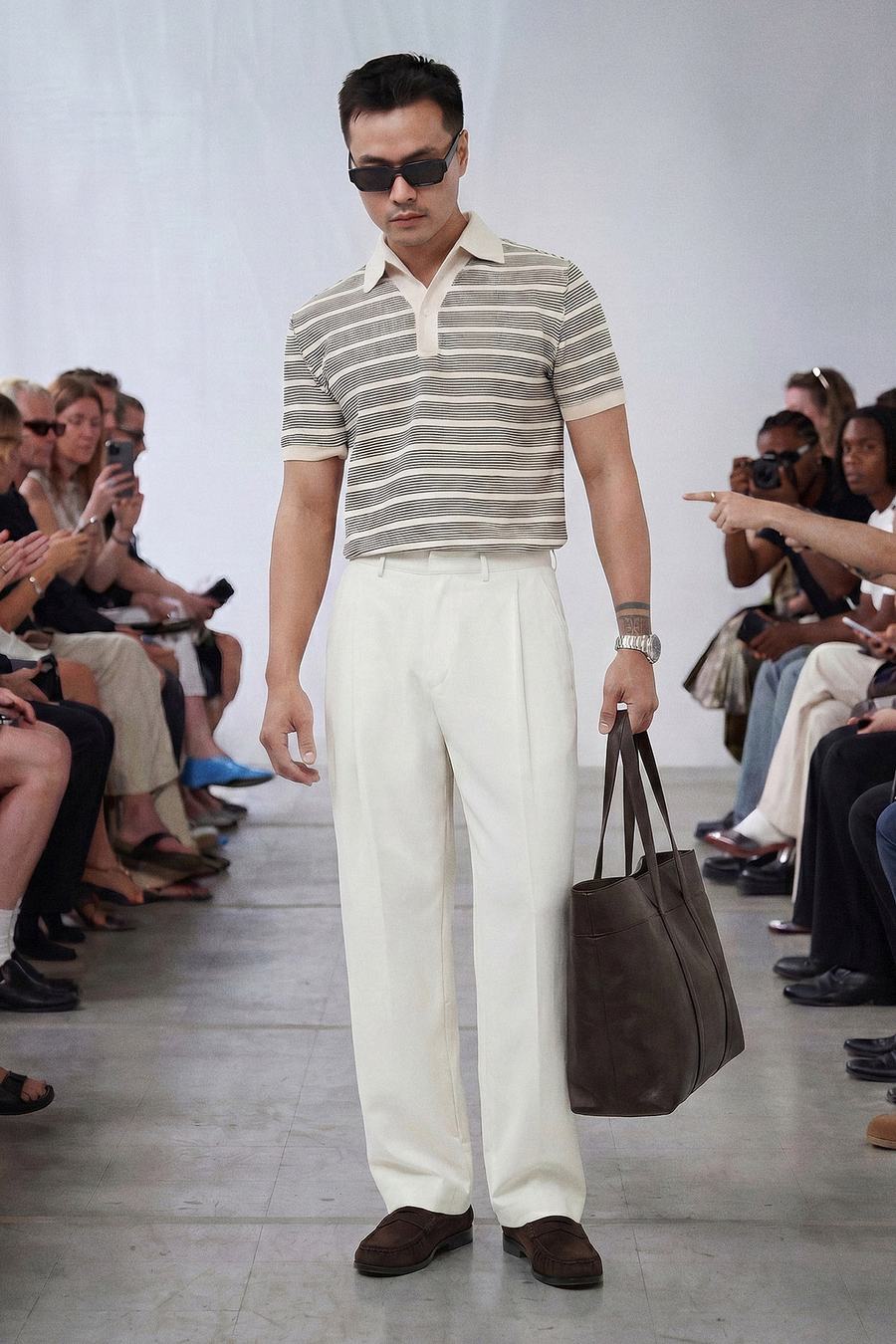 Look 13 — Polo dệt kim sọc và quần trắng
