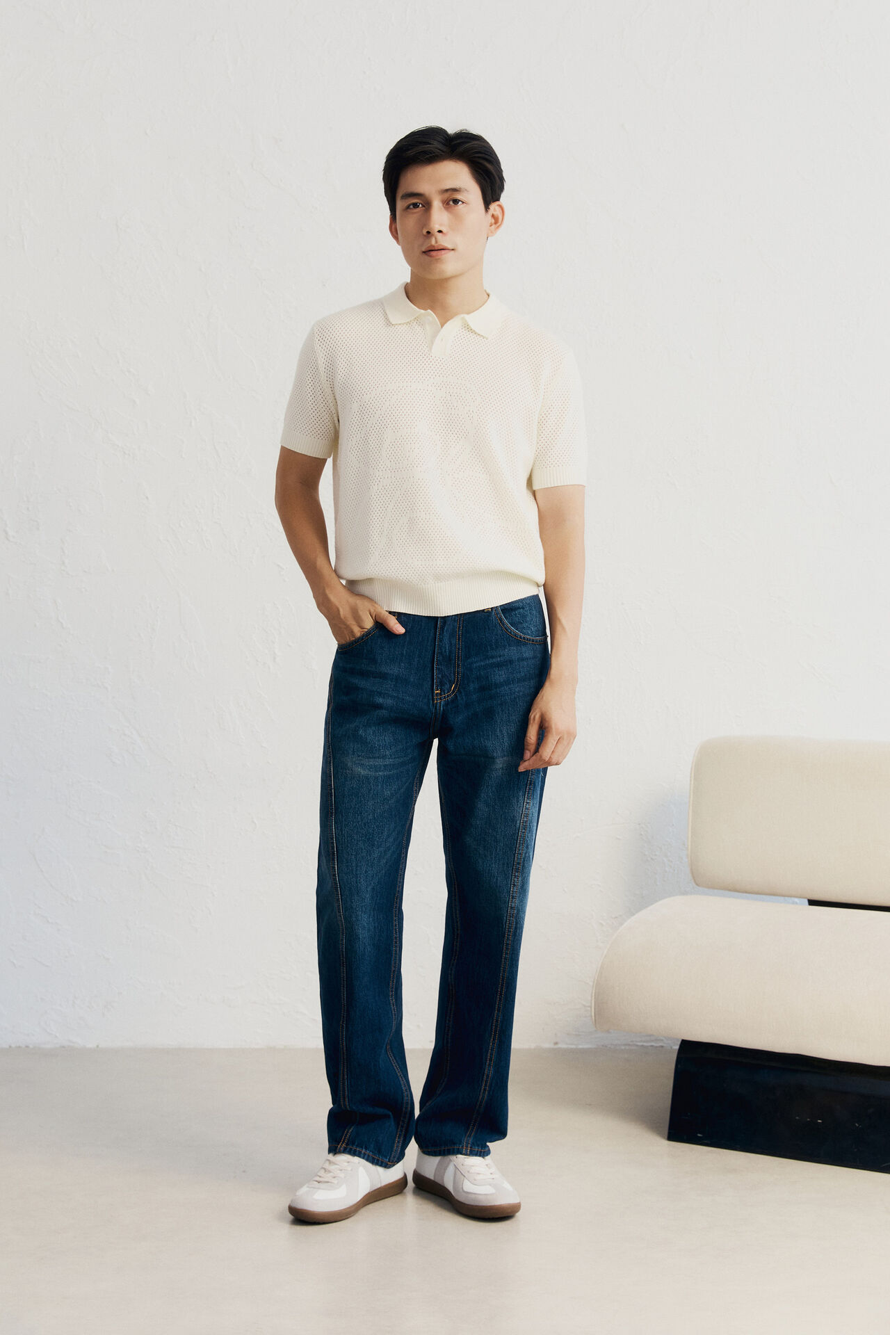 Polo len dệt lỗ trắng đục, quần jean