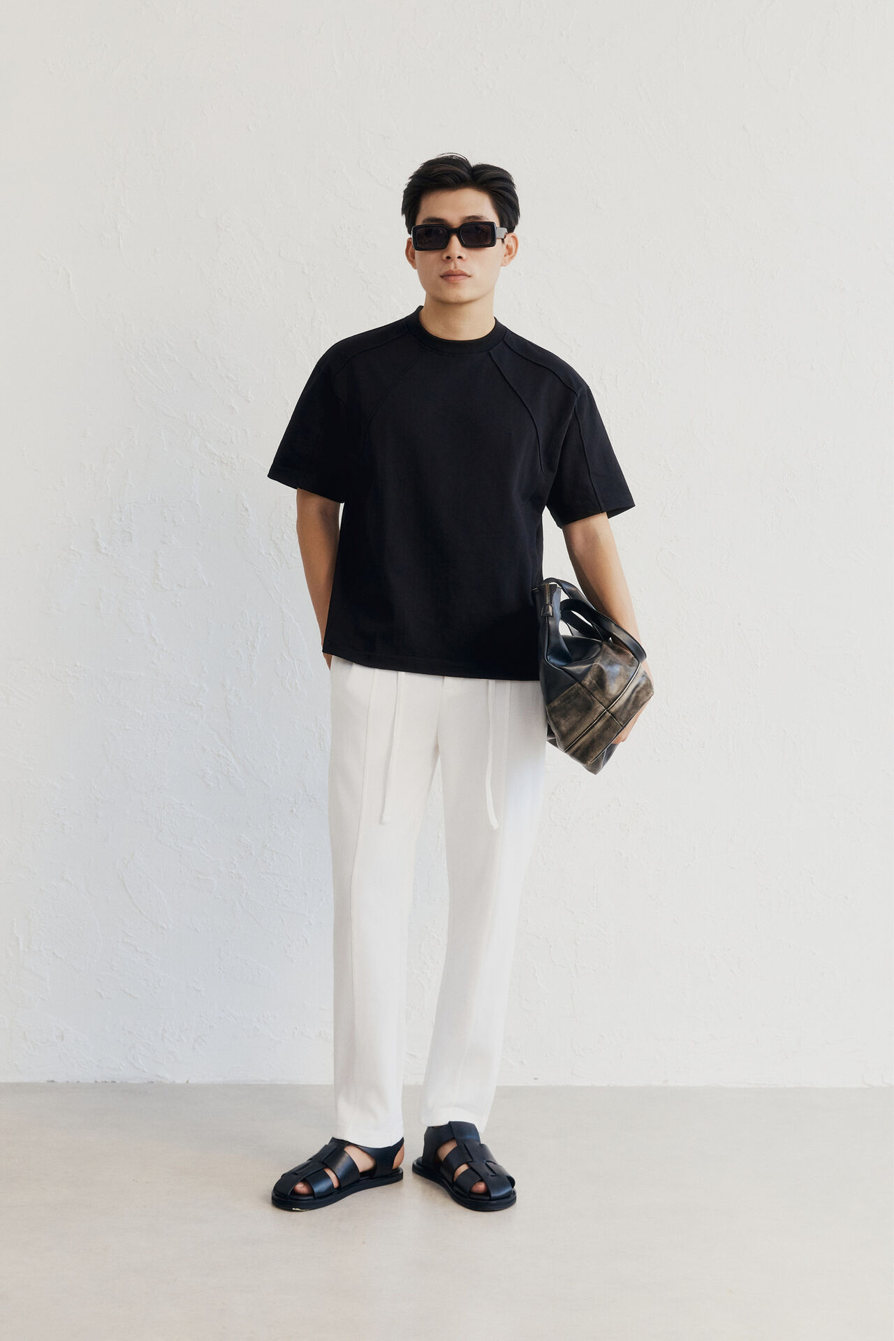 Áo thun đen đường may raglan, quần trắng