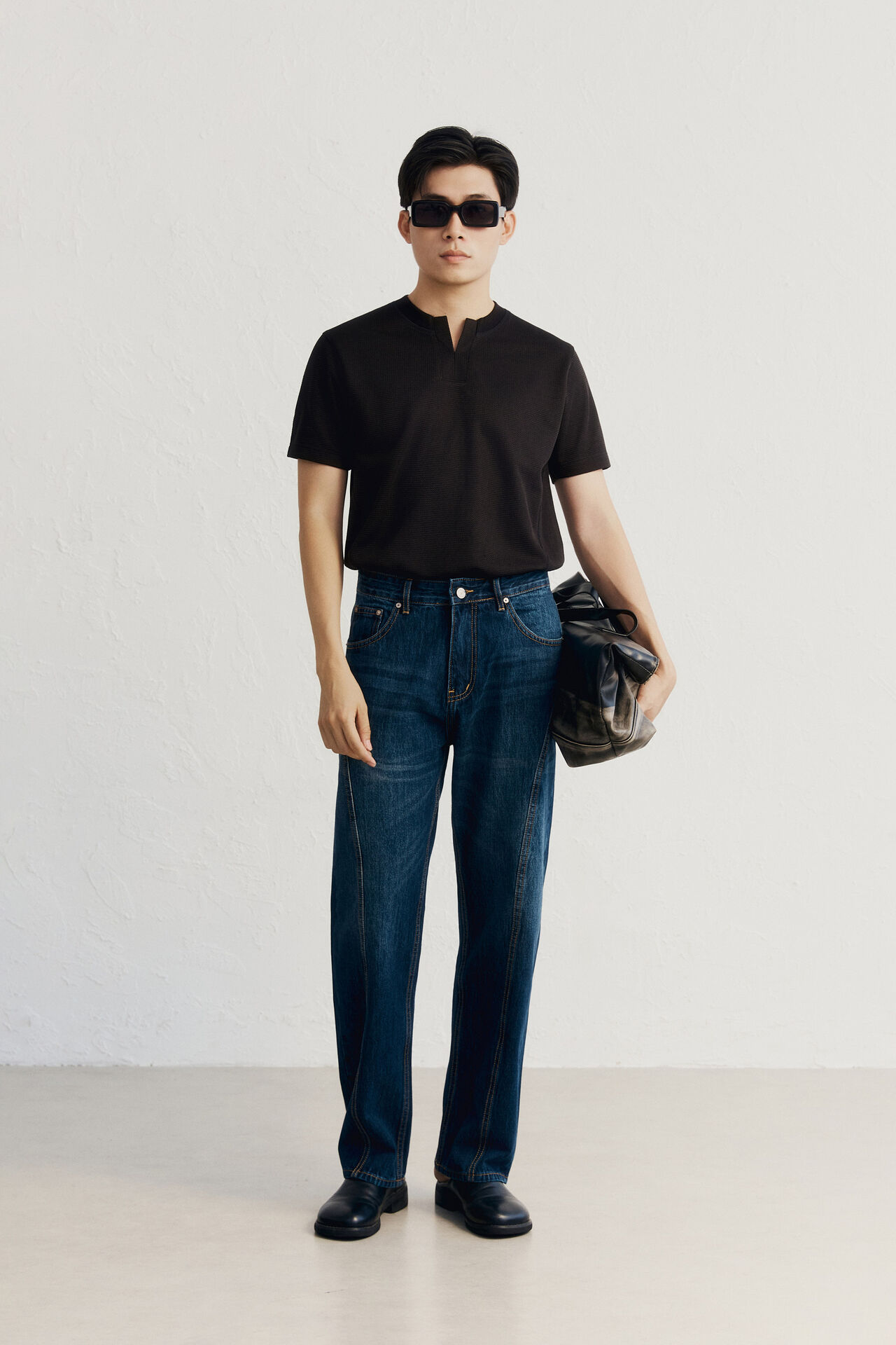 Áo thun đen cổ chẻ, quần jean