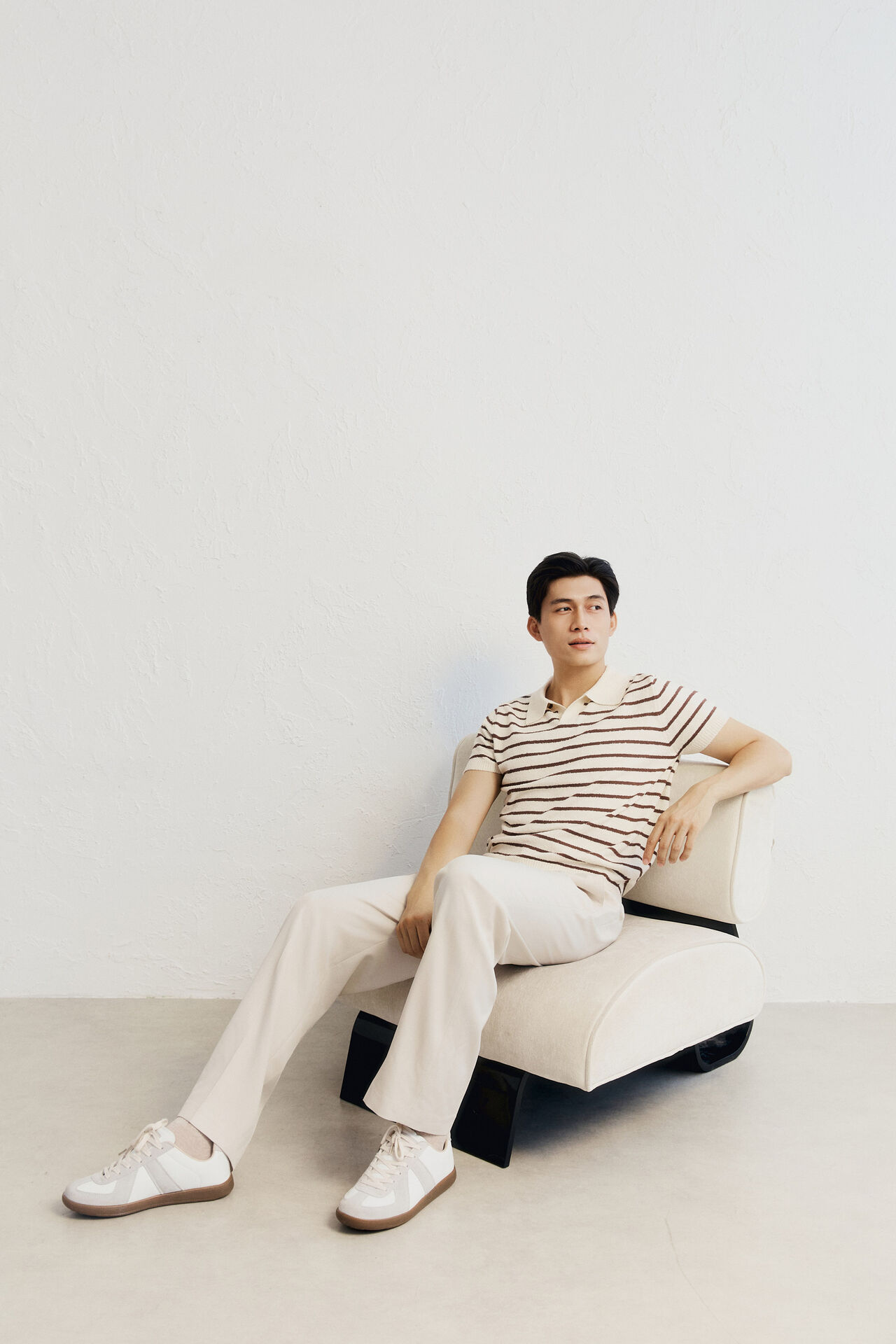 Polo len sọc nâu ngồi ghế
