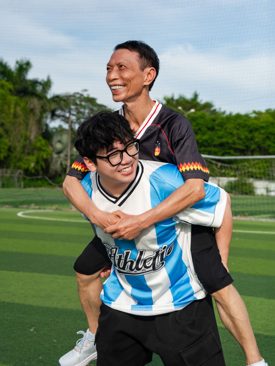 Con cõng cha trên sân cỏ