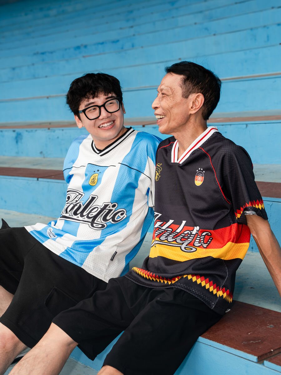 Ngồi cùng nhau trên khán đài